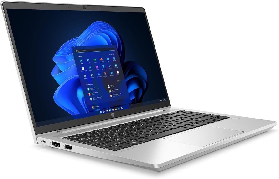 HP ProBook 445 G9 - Vista lateral izquierda con la pantalla a la izquierda. Una fusión de estilo y rendimiento diseñada para aquellos en movimiento. Descubre la portabilidad y seguridad avanzada en esta laptop perfecta para profesionales ágiles.