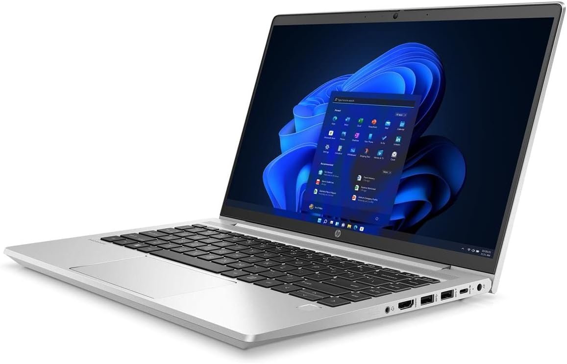 HP ProBook 445 G9 - Vista lateral derecha con la pantalla a la derecha. Diseñada para aquellos en constante movimiento, esta laptop combina portabilidad, rendimiento fiable y seguridad avanzada para adaptarse al estilo de vida ágil de profesionales en movimiento.